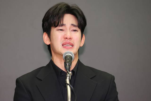 ▲ 배우 김수현이 지난달 31일 오후 서울 마포구 스탠포드 호텔에서 미성년자였던 배우 고 김새론과 교제했다는 의혹과 관련해 입장발표 기자회견을 하고 있다. 연합뉴스