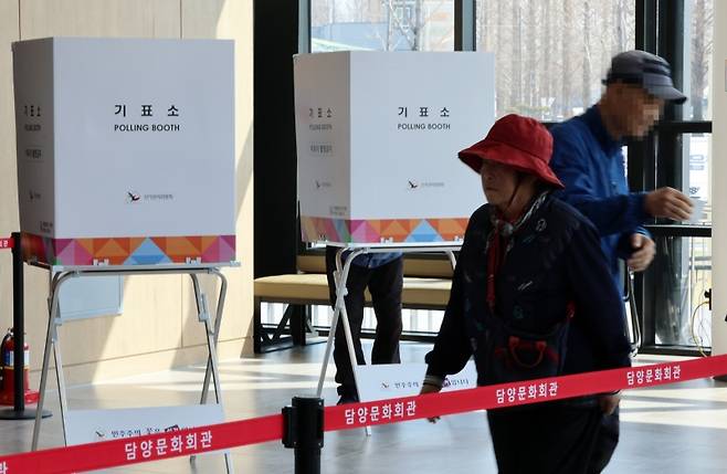 ▲ 4·2재보궐선거 투표일인 2일 전남 담양군 담양읍 제3투표소가 마련된 전라남도교육청담양도서관에서 유권자가 투표하고 있다. [연합뉴스]