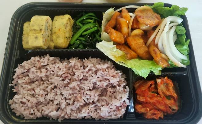 캄보디아 시아누크빌의 한 중국계 사기 사무실에서 배달 받는 한식 도시락./사진=독자 제공