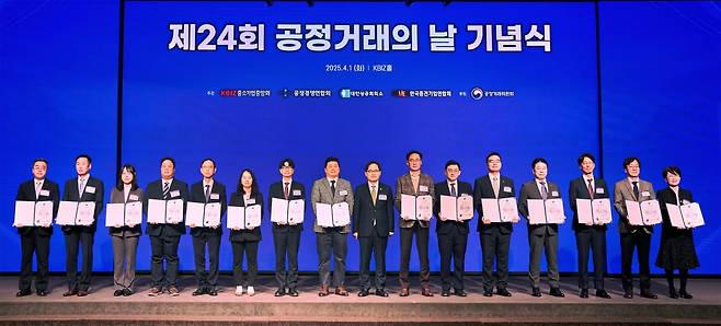 지난 1일 ’제24회 공정거래의 날 기념식’에서 롯데건설 준법경영부문장 조도휘 상무(왼쪽 첫 번째)를 비롯한 수상자들이 한기정 공정거래 위원장(왼쪽 아홉 번째)과 기념촬영을 하고 있다. 롯데건설 제공