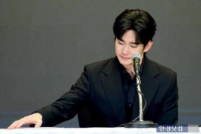 배우 김수현이 31일 오후 서울 상암동 스탠포드 호텔에서 열린 '사생활 논란' 관련 기자회견에서 입장을 밝히고 있다. 변성현 한경닷컴 기자 byun84@hankyung.com