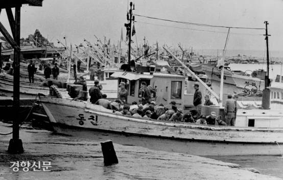 납북됐다가 1969년 5월28일 귀환하는 어선에 앉아 있는 어부들. 경향DB