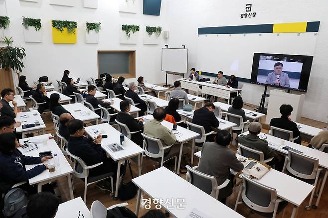 경향신문 후마니타스연구소가 진행하는 해방80주년 기념  <2025 한국 현재사> 시리즈 시민 강좌  1강 < 12·3과 ‘지금 여기’의 민주주의 >가 지난달 27일 서울 정동 경향신문사 여적향에서 열리고 있다. 정지윤 선임기자