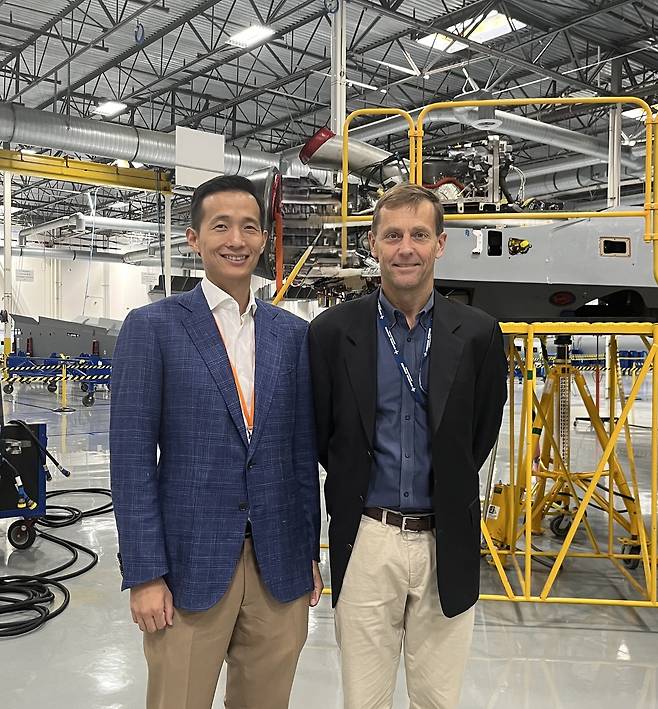 Hanwha Group Vice Chairman Kim Dong-kwan (left) and Linden Blue, CEO of General Atomics Aeronautical Systems, pose for a photo at the latter's headquarters in San Diego in August 2024. (Hanwha Aerospace)