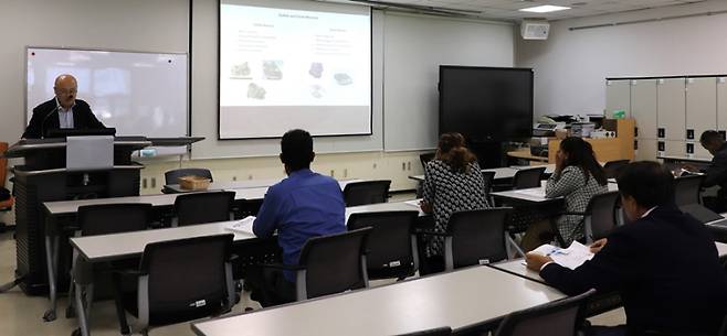 1일부터 한국지질자원연구원에서에티오피아 아디스아바바 과학기술대학 연구자 대상 ‘광물처리 및 금속추출 집중교육’을 진행 중인 서주범 자원회수연구센터장. 한국지질자원연구원