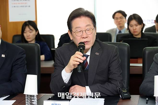 더불어민주당 이재명 대표가 2일 서울 영등포구 소상공인연합회 대회의실에서 열린 더불어민주당-소상공인연합회 민생경제 현장 간담회에서 발언하고 있다. [사진출처=국회사진기자단]