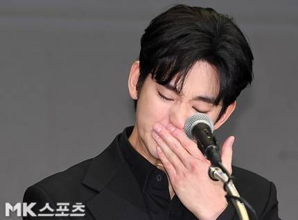 배우 김수현의 눈물 회견 이후에도, 여론은 여전히 냉담하다. 사진=천정환 기자