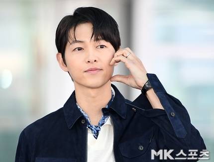 배우 송중기가 4월 1일 오전, 중국 상하이 일정을 위해 인천국제공항을 통해 출국했다. 사진=천정환 기자