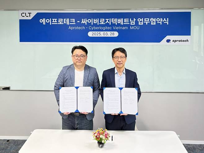 (왼쪽부터)에이프로테크 남궁요 대표이사와 싸이버로지텍베트남 이문영 법인장이 업무협약식 체결 이후 기념촬영을 하고 있다. /사진제공=에이프로테크