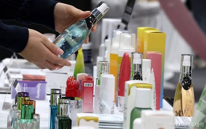 지난달 13일 오전 서울 강서구 코엑스 마곡에서 열린 '2025 서울 인디뷰티쇼'에서 관람객이 전시된 화장품을 살펴보고 있다. /사진=뉴스1