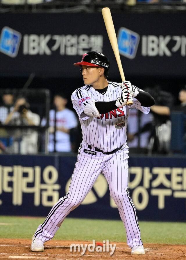 2024년 9월 11일 서울 잠실구장에서 '2024 신한 SOL Bank KBO리그, 키움 히어로즈와 LG 트윈스의 경기가 열렸다. LG 함창건이 타격하고 있다./마이데일리