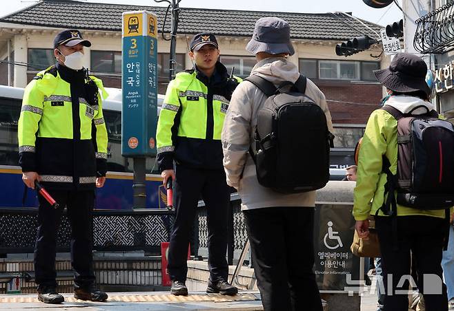 [서울=뉴시스] 이영환 기자 = 윤석열 대통령 탄핵심판 선고일이 결정된 1일 오후 서울 종로구 헌법재판소 인근 지하철3호선 안국역 출입구가 통제되고 있다.지하철3호선 안국역은 1,2,3,4번 출입구가 통제중이며 5,6번 출입구를 통해 이용이 가능하다. 2025.04.01. 20hwan@newsis.com