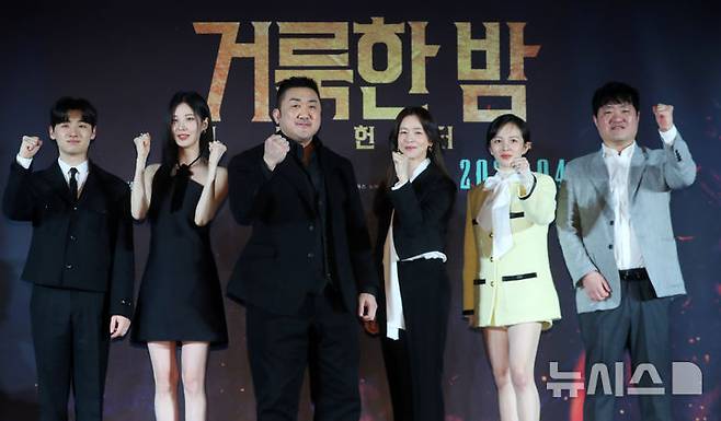 [서울=뉴시스] 김혜진 기자 = 배우 이다윗(왼쪽부터), 서현, 마동석, 경수진, 정지소, 임대희 감독이 2일 오전 서울 광진구 롯데시네마 건대입구에서 열린 영화 '거룩한 밤: 데몬 헌터스' 제작보고회에서 포즈를 취하고 있다. 2025.04.02. jini@newsis.com