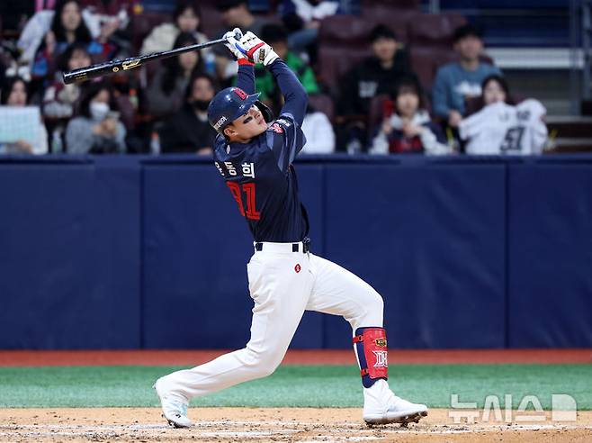 [서울=뉴시스] 이영환 기자 = 17일 오후 서울 구로구 고척스카이돔에서 열린 2025 프로야구 시범경기 롯데 자이언츠와 키움 히어로즈의 경기, 4회초 2사 1루에서 롯데 윤동희가 우익수 플라이를 날리고 있다. 2025.03.17. 20hwan@newsis.com
