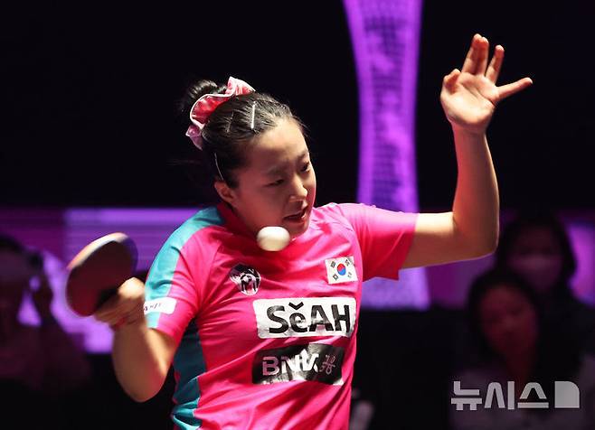 [인천=뉴시스] 전진환 기자 = 2일 인천 중구 인스파이어 아레나에서 열린 WTT(월드테이블테니스) 챔피언스 인천 2025 대회 32강 경기에서 신유빈(대한민국)이 릴리 장(미국)을 상대로 경기를 펼치고 있다. 2025.04.02. amin2@newsis.com