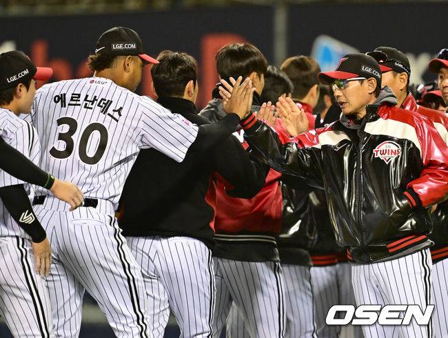 [OSEN=잠실, 김성락 기자] 프로야구 LG 트윈스가 한화 이글스를 꺾고 개막 3연승을 달렸다.&nbsp;LG는 25일 서울 잠실구장에서 열린 2025 KBO리그 한화&nbsp;경기에서 5-0으로 승리했다.경기 종료 후 LG 염경엽 감독, 에르난데스가 하이파이브를 하고 있다. 2025.03.25 / ksl0919@osen.co.kr