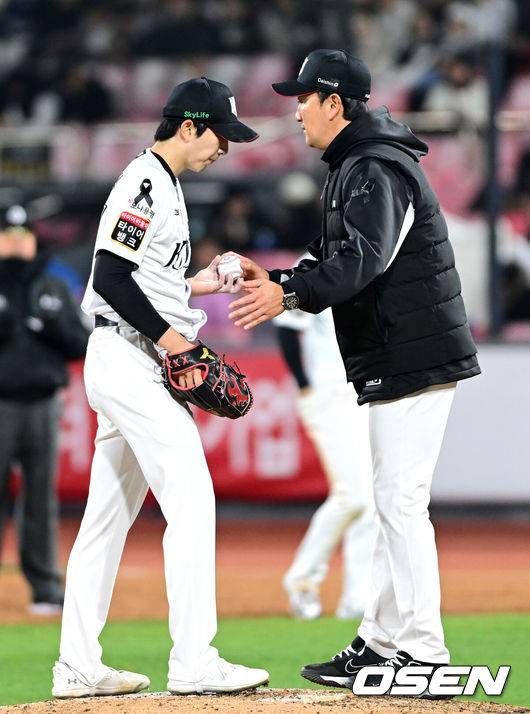[OSEN=수원, 최규한 기자] 2일 오후 경기도 수원 KT위즈파크에서 ‘2025 신한 SOL Bank KBO리그’ KT 위즈와 LG 트윈스의 경기가 열렸다.홈팀 KT는 오원석, 방문팀 LG는 엘리에이저 에르난데스를 선발로 내세웠다.5회초 1사 만루 상황 KT 선발 오원석이 마운드를 내려가고 있다. 2025.04.02 / dreamer@osen.co.kr