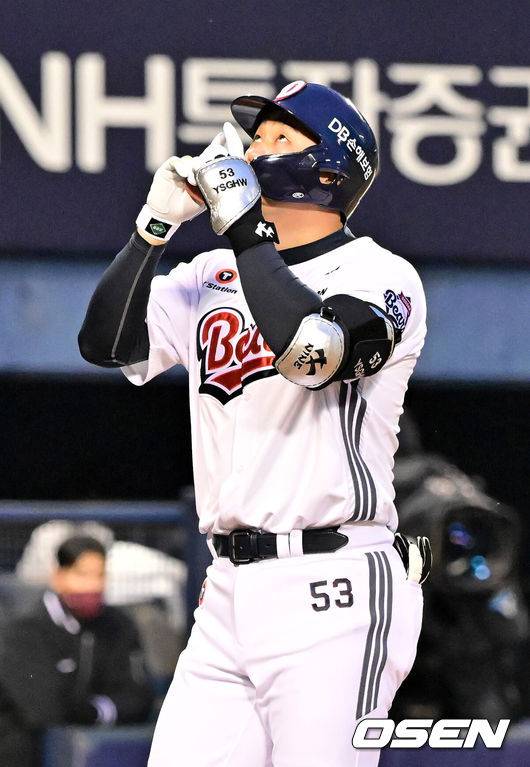 [OSEN=잠실, 민경훈 기자] 2일 오후 서울 잠실야구장에서 2025 신한 SOL Bank KBO리그 두산 베어스와 키움 히어로즈의 경기가 열렸다.이날 두산은 최승용, 키움은 윤현을 선발로 내세웠다.2회말 두산 선두타자로 나온 양석환이 좌월 선취 솔로 홈런을 때린 후 그라운드를 돌고 있다. 2025.04.02 / rumi@osen.co.kr