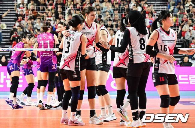 [OSEN=인천, 박준형 기자] 2일 인천 삼산월드체육관에서 프로배구 도드람 2024-2025 V리그 여자부 챔피언결정 2차전 흥국생명과 정관장의 경기가 진행됐다.1차전은 정규리그 1위를 차지한 흥국생명이 승리하며 통합우승을 향해 전진했다.2세트 정관장 부키리치가 득점 후 동료들과 기뻐하고 있다. 2025.04.02 /