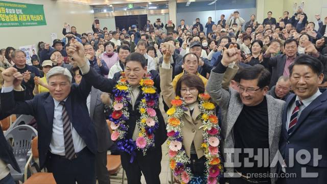 ▲정철원 조국혁신당 담양군수 후보가 당선을 확정지은 뒤 지지자들과 함께 기뻐하고 있다.2025.4.02ⓒ프레시안(백순선)
