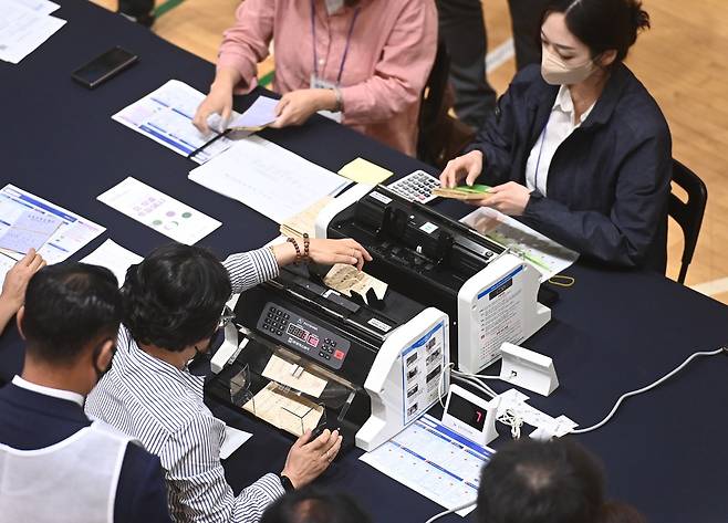 2022년 7월14일 경기도 수원시 장안구 보훈재활체육센터에서 검증사무원들이 전국동시지방선거 경기 안산시장 선거 투표지를 재검표하고 있다. 뉴시스