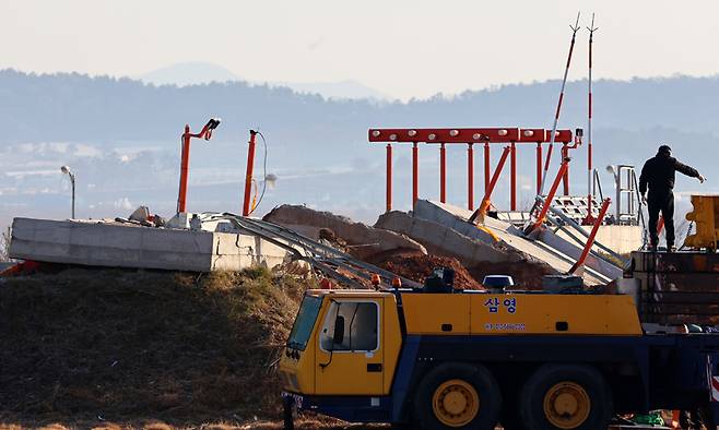 지난 1월 8일 전남 무안군 무안국제공항 제주항공 여객기 참사 현장에서 수습 당국 관계자가 수습 작업을 하고 있다. 연합뉴스