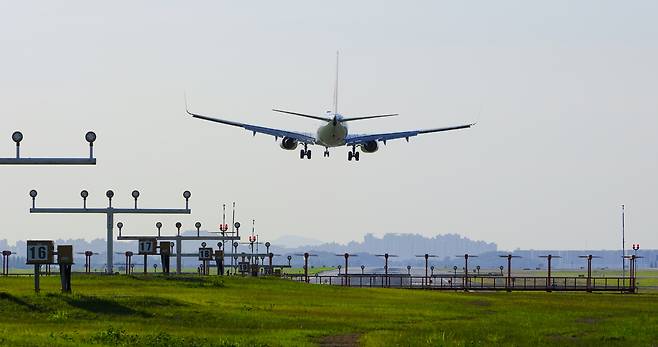 김포공항에서 한 항공기가 방위각제공시설을 따라 활주로에 착륙하고 있는 모습.