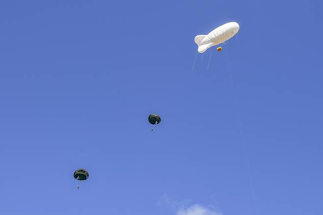 해병대 1사단 21대대는 2일 조사리훈련장에서 공중침투를 통한 상륙지역에 신속한 전개 및 임무수행 능력 향상을 위해 정기강하 훈련을 실시하고 있다. 해병대 제공