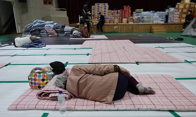 지난 3월 27일 경북 영양군문화체육센터에 마련된 이재민 대피소에 누워 있는 주민의 모습. 연합뉴스