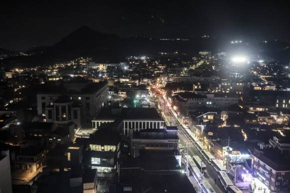 윤석열 대통령 탄핵심판 선고일이 발표된 1일 서울 종로구 헌법재판소 건물의 불이 꺼진 뒤 인근 도로가 경찰 차벽으로 통제되고 있다. 경찰은 선고일 헌재 난입 등에 대비해 헌재 반경 100m 이내를 일반인이 접근할 수 없는 ‘진공 상태’로 만들 예정이다. 뉴시스