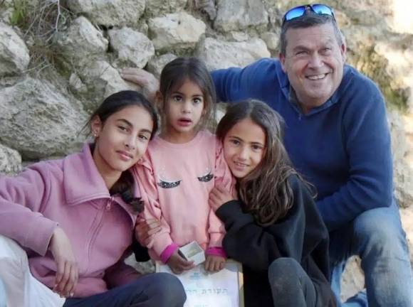 지브 닛잔(가운데 서있는 소녀)과 두 언니, 고고학자 오데드 립쉬츠 텔아비브대 교수가 청동기에 부적이나 인장으로 사용했던 돌을 들고 기념 촬영을 하고 있다. 이스라엘 고대유물관리국 제공