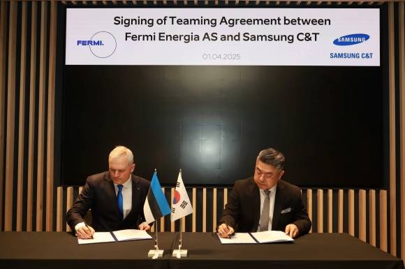 김정은(오른쪽) 삼성물산 건설부문 원전영업팀장(상무)가 지난 1일 서울시 중구 서울스퀘어에서 칼레브 칼레멧 페르미 에네르기아  CEO와 업무협약서에 서명하고 있다.  삼성물산 제공