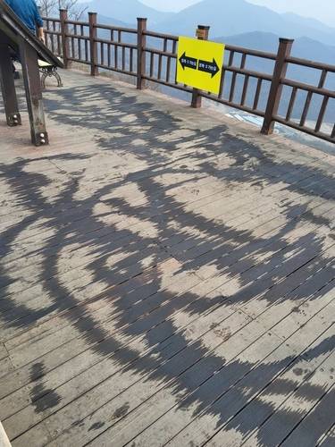 화성시 비봉면 태행산 정상 데크 바닥에 폐오일이 뿌려진 현장. 사진 제공 = 경기소방본부