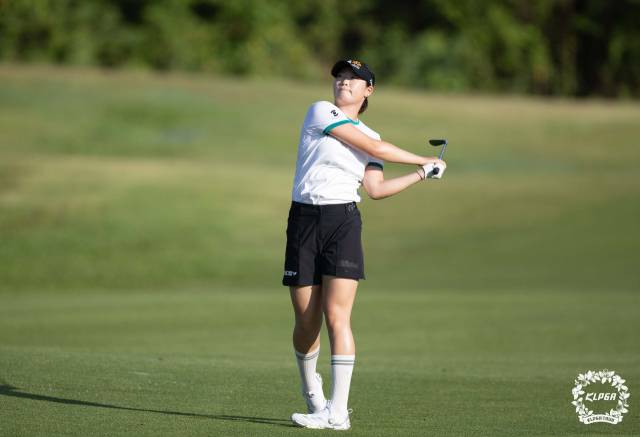 아이언 샷을 하고 있는 방신실. 사진 제공=KLPGA