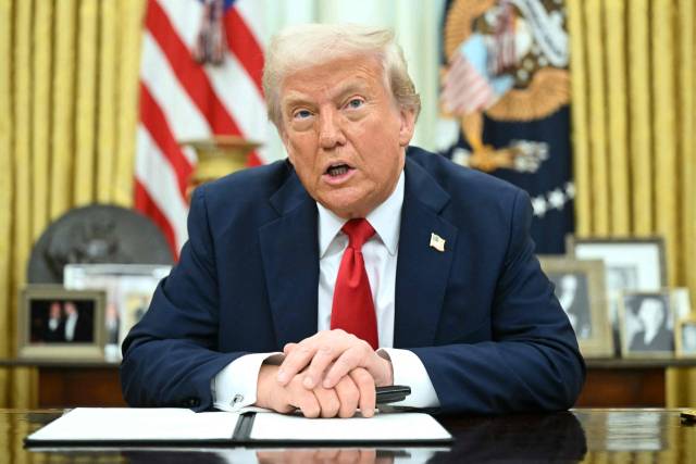 도널드 트럼프 미국 대통령이 3월 31일(현지 시간) 백악관 집무실(오벌오피스)에서 행정명령에 서명한 후 기자들의 질문에 답하고 있다. AFP연합뉴스