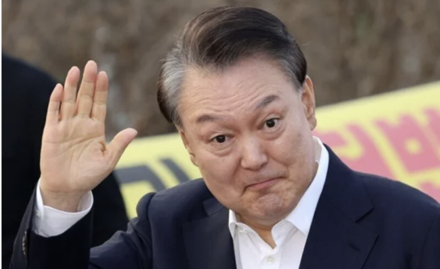 윤석열 대통령이 지난3월 8일 서울구치소를 나서며 지지자들에게 인사하고 있다. 연합뉴스