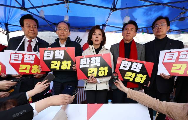 윤석열 대통령 탄핵심판 선고일이 4일로 발표된 1일 서울 종로구 헌법재판소 앞에서 나경원(가운데)국민의힘 의원, 추경호 의원 등이 입장을 발표하고 있다. 연합뉴스
