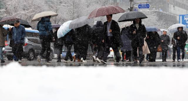 지난달 18일 서울 세종대로사거리에서 시민들이 횡단보도를 건너고 있다. 연합뉴스