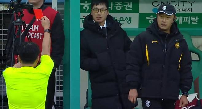 광주FC 이정효 감독(가운데)이 지난 3월 29일 대전 하나시티즌과 K리그1 경기 도중 심판에게 레드카드를 받고 있다. 쿠팡플레이 중계화면 캡처