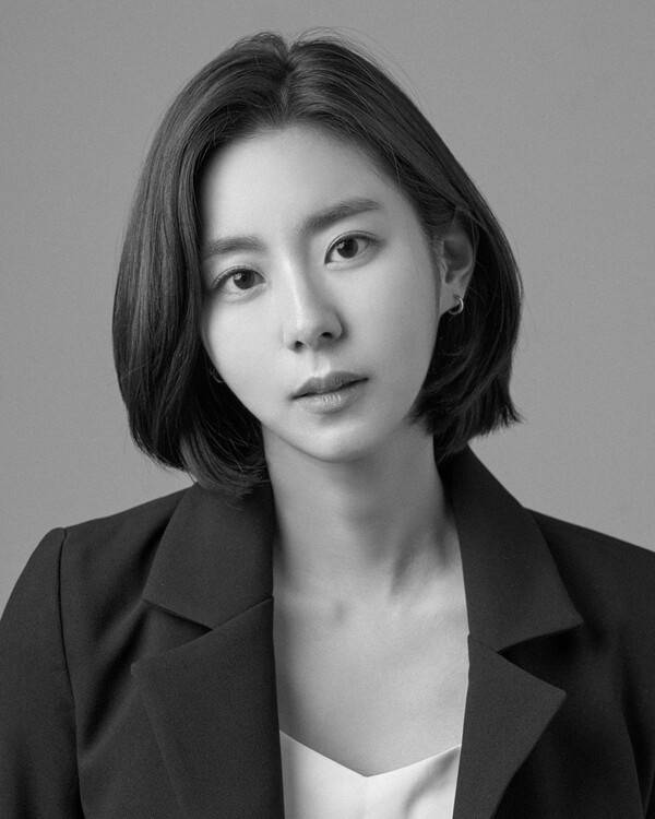 ▲ 연극 데뷔작 '바닷마을 다이어리' 공연을 마친 유이. 제공|럭키컴퍼니