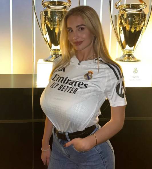 레알 마드리드 유니폼을 입은 마리아 아레기니. /사진=마리아 아레기니 SNS 갈무리