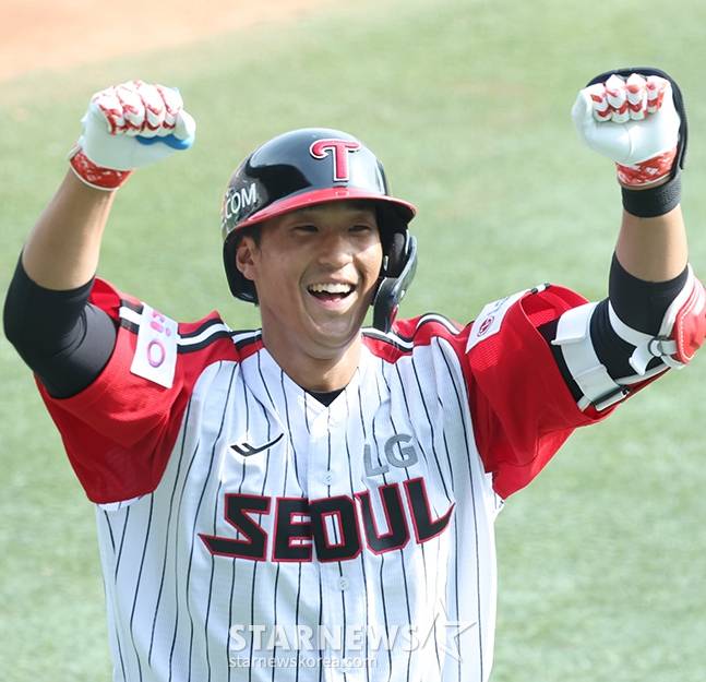 2025 신한 SOL Bank KBO리그 LG 트윈스 대 롯데 자이언츠 경기가 지난 3월 23일 잠실야구장에서 열렸다.  LG 송찬의가 6회말 1사에서 좌월 1점 홈런을 날리고 홈인하고 있다. /사진=김진경 대기자