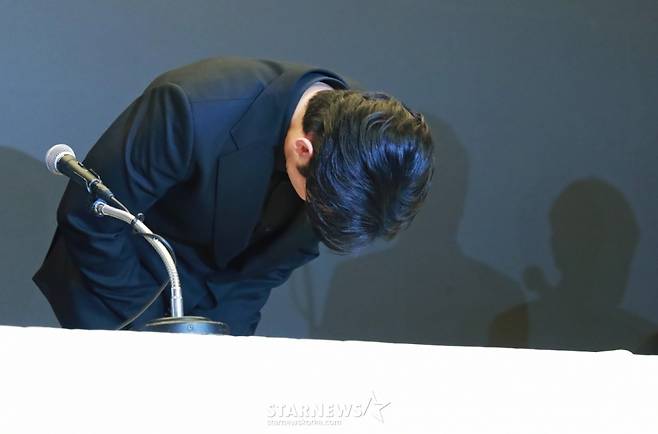 배우 김수현이 31일 오후 서울 마포구 상암동 스탠포드호텔에서 진행된 기자회견에서 최근 불거진 사생활 논란에 대해 밝히고 있다. /2025.03.31 /사진=이동훈 photoguy@