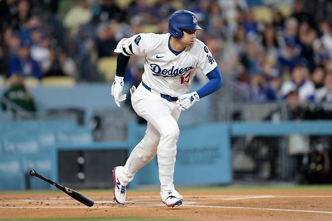 LA 다저스 오타니 쇼헤이가 2025 미국 메이저리그 정규시즌 경기에 출전해 타격한 뒤 1루로 달려나가고 있다. AFP 연합뉴스
