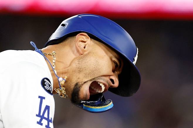 2일 미국 캘리포니아주 로스앤젤레스의 다저스타디움에서 열린 2025 미국프로야구 메이저리그 애틀랜타 브레이브스와 LA 다저스의 경기, 다저스가 3:1로 승리하면서 1958년 연고 이전 후 처음으로 개막 7연승을 질주했다. 6회말 무사 1루 다저스 무키 베츠가 역전 투런포를 날린 뒤 그라운드를 돌고 있다. AFP 연합뉴스