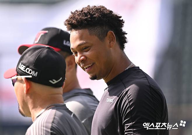 LG 투수 에르난데스(오른쪽)는 2일 수원 KT위즈파크에서 열린 '2025 신한 SOL Bank KBO 리그' KT와 정규시즌 첫 번째 맞대결에서 선발 등판했다. 경기 초반 난조를 보이며 ⅔이닝 8실점으로 일찌감치 마운드에서 물러났다. 엑스포츠뉴스 DB