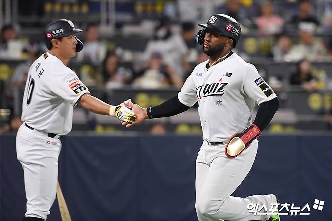 KT 외야수 로하스(오른쪽)는  2일 수원 KT위즈파크에서 열린 '2025 신한 SOL Bank KBO 리그' LG와 정규시즌 첫 번째 맞대결에서 1번타자 우익수로 선발 출전했다. 리드오프로 돌아온 직후 시원한 홈런포를 쏘아 올려 팀 1300홈런 기록과 함께 에르난데스를 끌어내렸다. 엑스포츠뉴스 DB