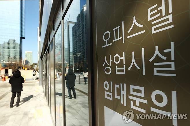 서울 시내 오피스텔 견본주택에 붙은 임대 문의 안내문 [연합뉴스 자료사진]