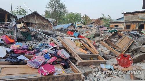 지진으로 완전히 무너져 버린 유치원 (짜우세=연합뉴스) 박의래 특파원 = 미얀마에서 28일(현지시간) 7.7 규모 강진이 발생하면서 미얀마 중부 짜우세시에 있는 2층 규모 유치원 건물이 무너진 모습. 
    마을 주민 아웅첸미(30)씨는 "어린이 70명 정도가 다니는 곳"이라며 "사고가 나고 동네 주민들이 모여서 구조 작업을 펼쳤는데 교사 1명과 급식 조리사 1명, 유치원생 13명이 숨진 것으로 알고 있다"고 말했다. 2025.3.30
     laecorp@yna.co.kr