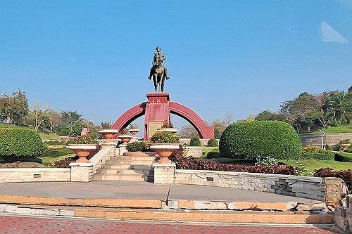 지진으로 갈라진 아웅산 장군 동상 계단 (네피도=연합뉴스) 박의래 특파원 = 1일(현지시간) 미얀마 수도 네피도 시내에 있는 아웅산 장군 동상으로 향하는 계단이 지진으로 갈라져 있다. 2025.4.1 
    laecorp@yna.co.kr